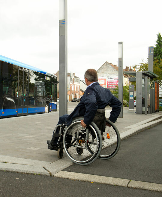 Photo d'un usager à mobilité réduite à la station gare de Sin le Noble