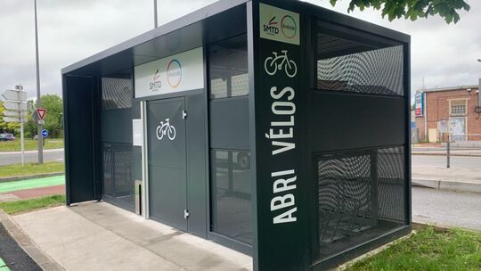 Photo de l'abri vélos installé sur le pont d'Esquerchin à Douai
