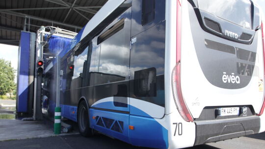 Photo d'un bus à la station de lavage