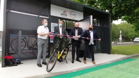 Photo de l'inauguration de l'abri vélos installé au Pont d'Esquerchin à Douai le 4 juin 2021