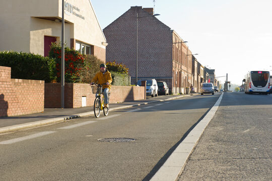 Photo d'un cycliste sur une piste cyclable le long de la ligne A