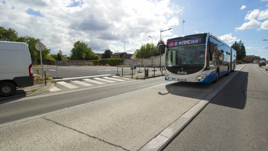 Photo d'un bus sur la ligne A à proximité du nouveau parking Auberchicourt