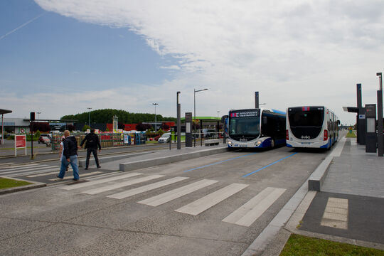 Photo des BHNS de la ligne A devant la zone commerciale de Masny